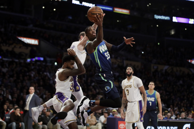 Delon Wright (55, Dallas) proti hráčům Los Angeles Lakers.