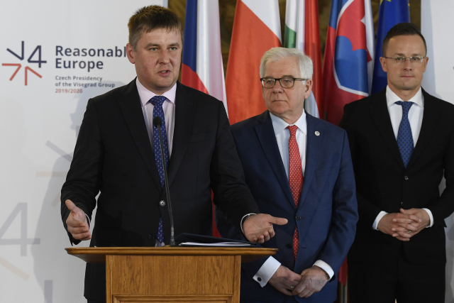 Zleva český ministr zahraničí Tomáš Petříček, polský Jacek Czaputowicz a maďarský Péter Szijjártó.