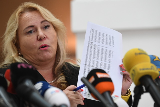 Ministryně pro místní rozvoj Klára Dostálová (za ANO).