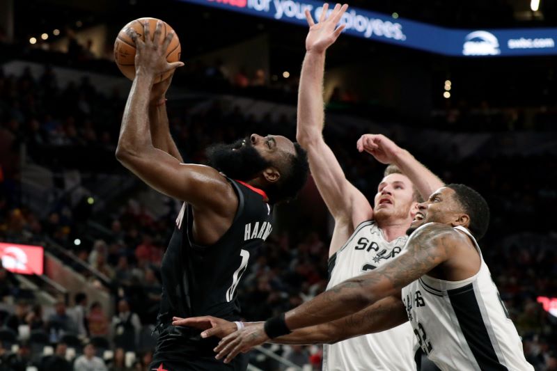 Klíčový hráč Houstonu James Harden.