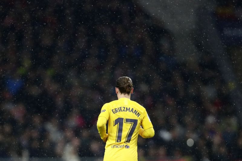 Antoine Griezmann v duelu na Atléticu Madrid.