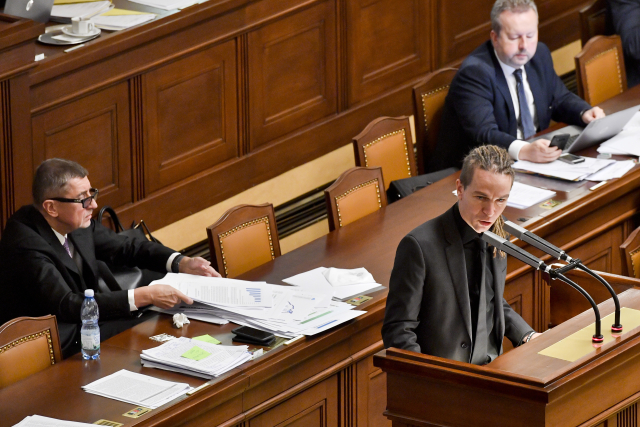Předseda Pirátů Ivan Bartoš, vlevo premiér Andrej Babiš, vzadu vpravo ministr životního prostředí Richard Brabec (ANO).