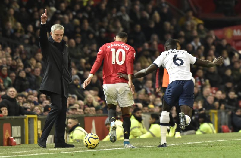 José Mourinho v utkání mezi Manchesterem a Tottenhamem.