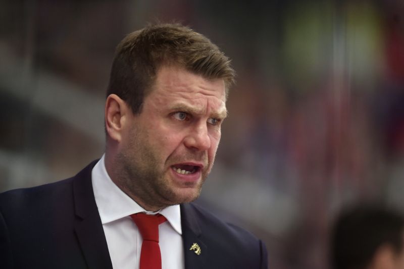 Trenér hokejové reprezentace do 20 let Václav Varaďa.