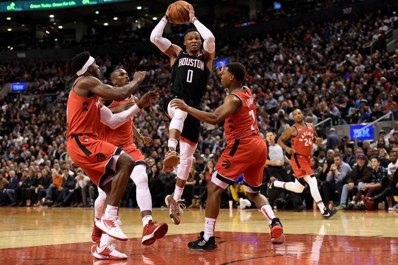 Rozehrávač Houstonu Russel Westbrook v akci.