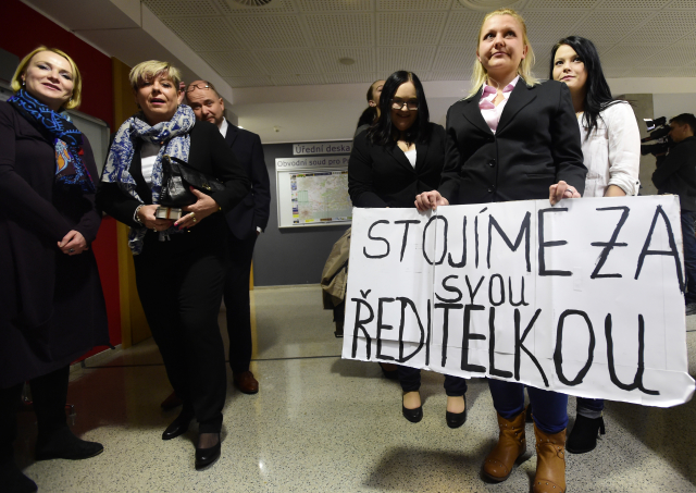 Na snímku je ředitelka Střední zdravotnické školy Ivanka Kohoutová (druhá zleva) a studentky, které ji přišly podpořit k pražskému obvodnímu soudu.