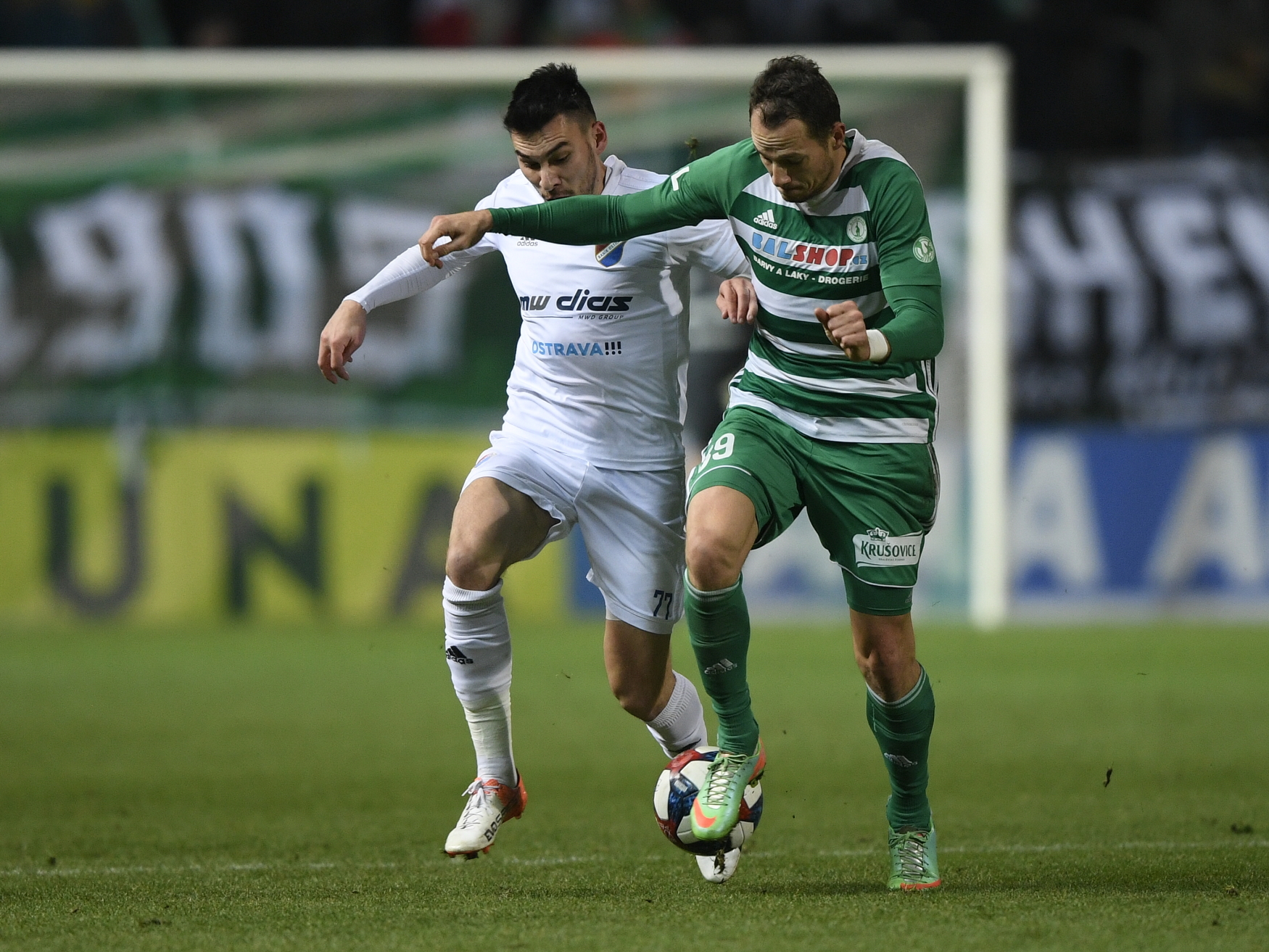 Zleva Rudolf Reiter z Baníku a Jakub Podaný z Bohemians.