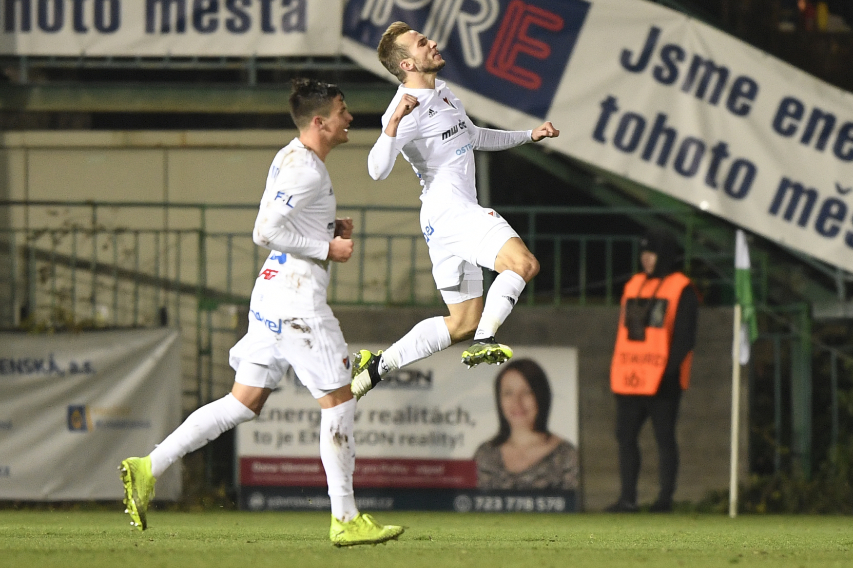 Hráči Baníku Jakub Pokorný (vlevo) a střelec Nemanja Kuzmanovič se radují z druhého gólu.