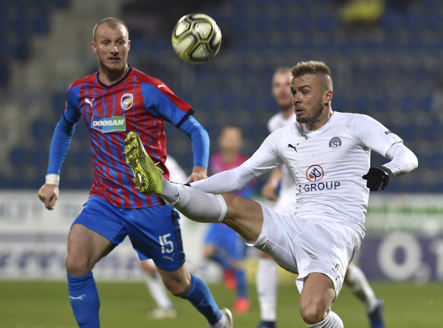 Zleva Michael Krmenčík z Plzně a Stanislav Hofmann ze Slovácka.