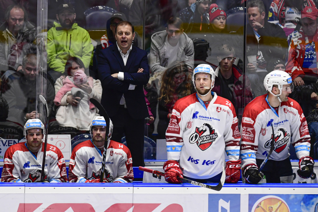 Trenér Pardubic Radek Bělohlav při utkání proti Spartě.