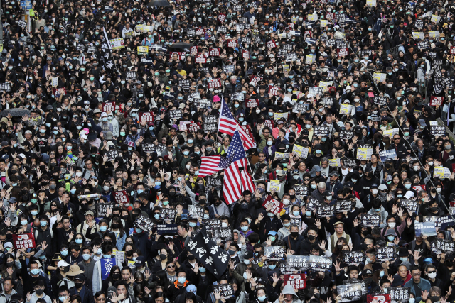 V Hongkongu začala největší demonstrace za poslední týdny.