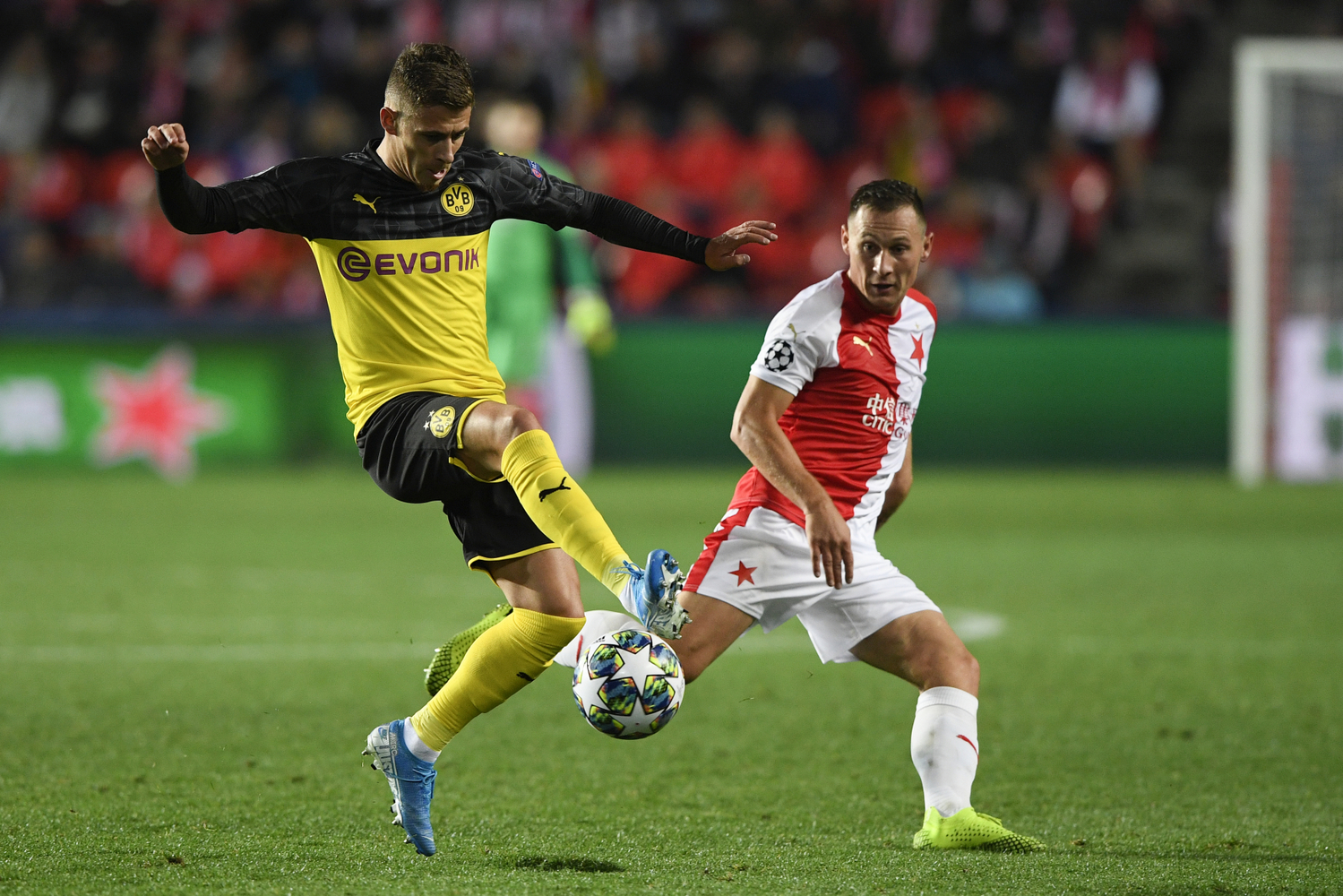 Obránce Jan Bořil v minulém utkání s Dortmundem v pražském Edenu.