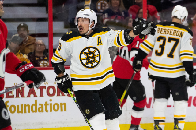 Brad Marchand se raduje z gólu po asistenci Davida Pastrňáka.