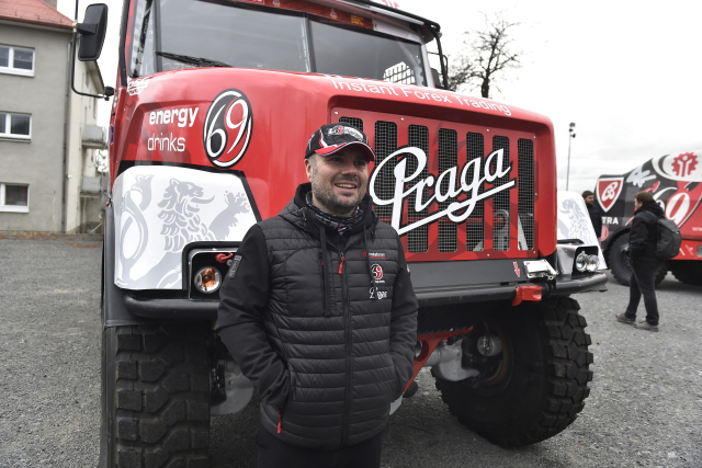 Aleš Loprais pózuje u stroje, se kterým pojede legendární Dakar.