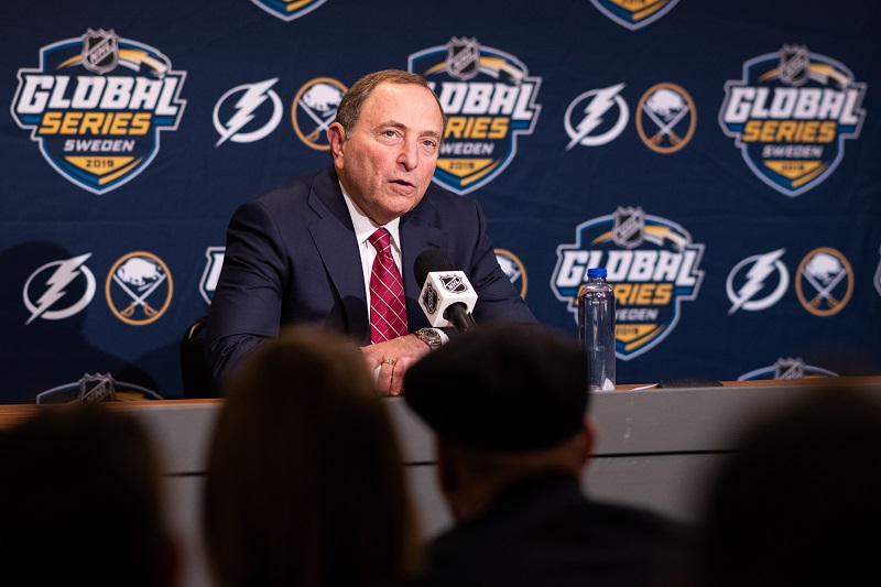 "Horká linka" i školení trenérů. NHL zasahuje proti šikaně.