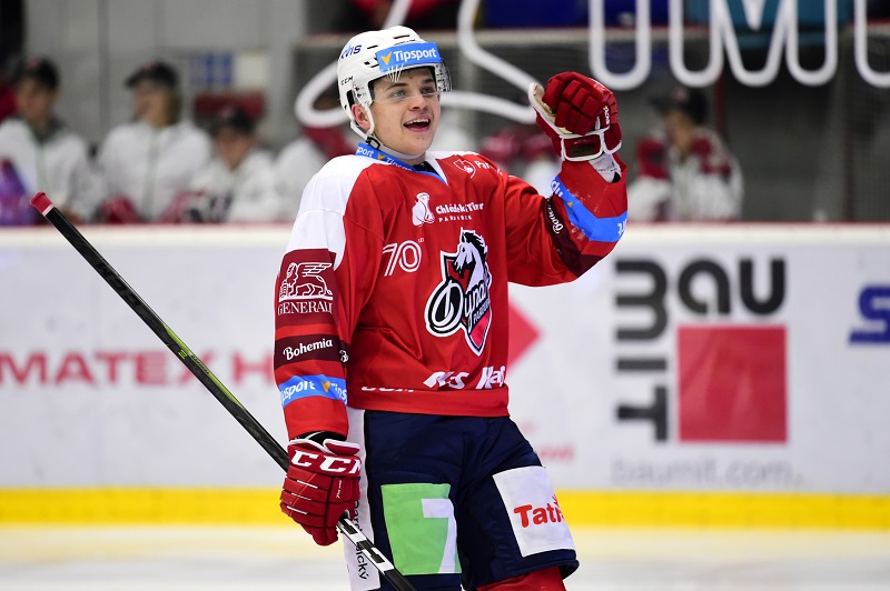 Trenér hokejové reprezentace do 20 let Václav Varaďa musel udělat dvě změny ve složení týmu na úvodní sraz před blížícím se mistrovstvím světa v Ostravě a Třinci.