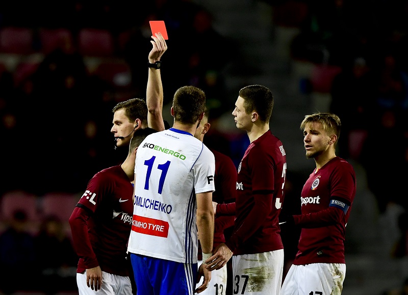 Nikolaj Komličenko a jeho červený trest v utkání proti Spartě. 