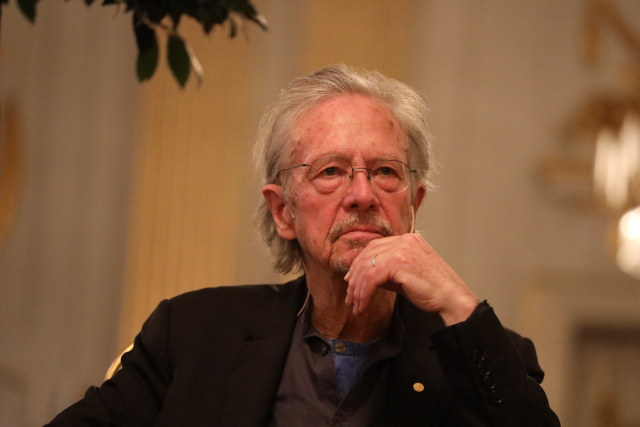 Rakušan Handke převzal Nobelovu cenu za literaturu.