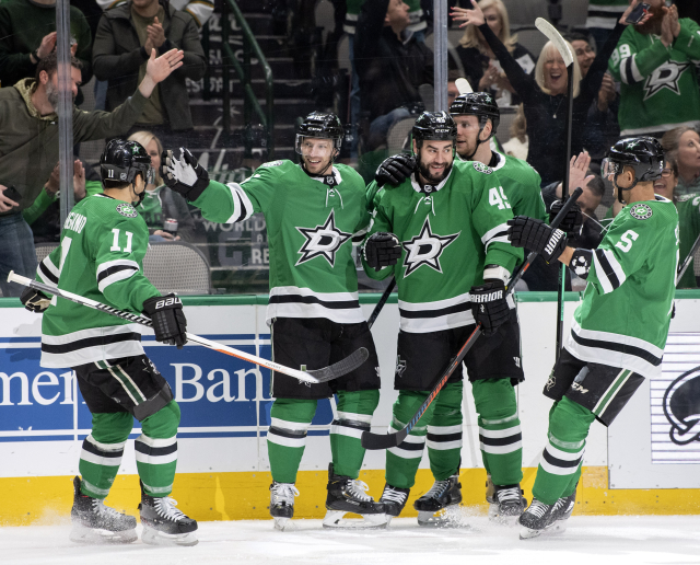 Radek Faksa se raduje z vítězné branky v síti New Jersey Devils.