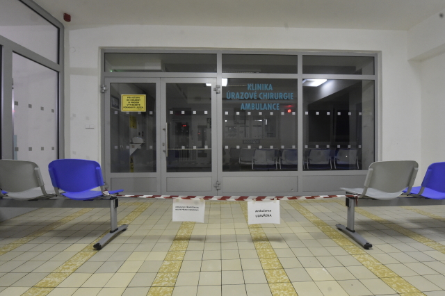 Páska před vchodem do čekárny traumatologické ambulance ve Fakultní nemocnici v Ostravě na snímku z 11. prosince 2019, kde předešlý den zastřelil dvaačtyřicetiletý muž z Opavska šest lidí. 