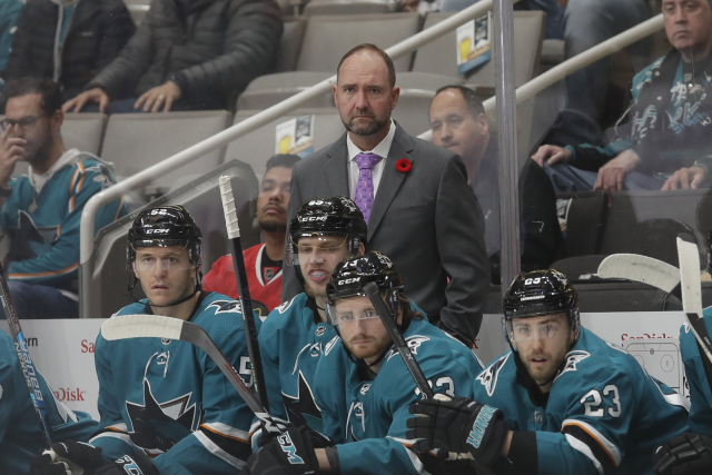 Peter DeBoer na střídačce San José Sharks.