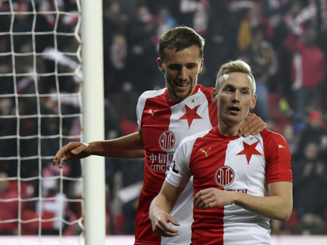 Tomáš Souček (vlevo) a Petr Ševčík se radují z gólu Slavie.