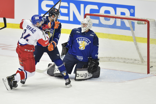 Zleva Jiří Sekáč z ČR, který dává druhý gól, a Valtteri Kemiläinen a brankář Eetu Laurikainen z Finska.