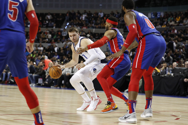 Luka Dončič z Dallasu v utkání proti Detroitu.