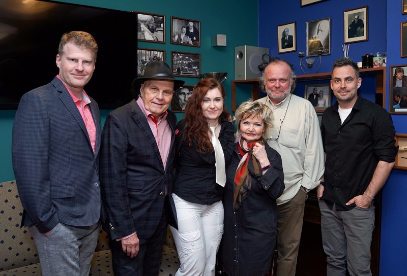 Všichni herci si natáčení seriálu moc užili. Všichni herci si natáčení seriálu moc užili.