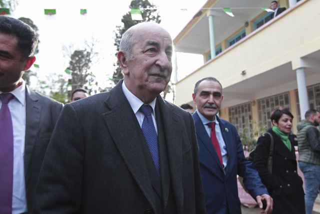 Alžírský prezident Abdal Madžíd Tabbúni (uprostřed).
