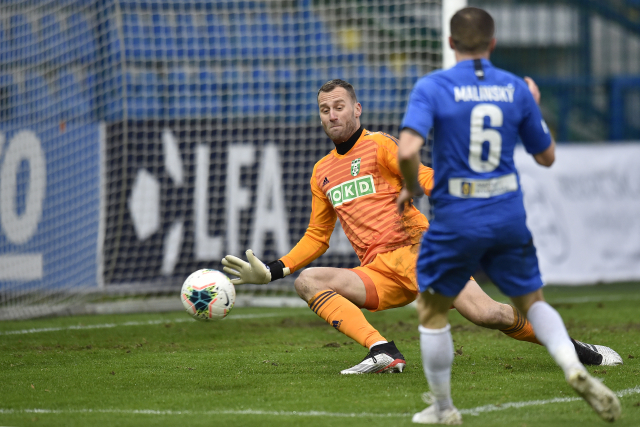 Tomáš Malinský z Liberce a brankář Karviné Libor Hrdlička.