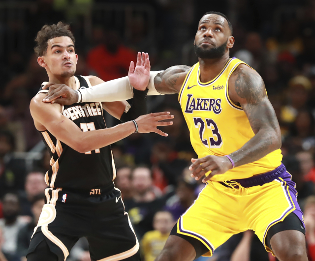 Hvězdný LeBron James (vpravo) táhl L.A. Lakers.