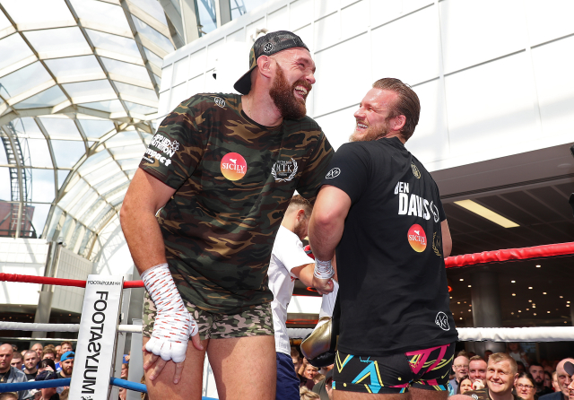 Boxer Tyson Fury s dnes již bývalým koučem.