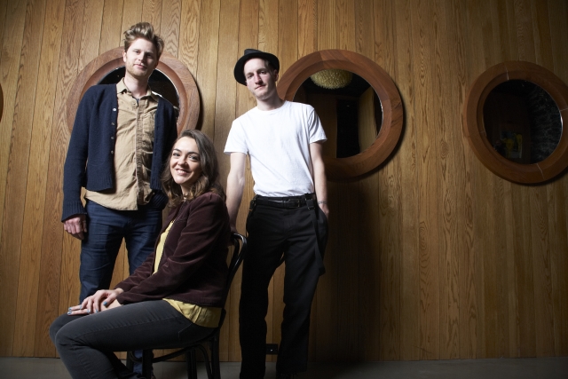Wesley Schutlz, Neyla Pekarek a Jeremiah Fraites z kapely The Lumineers.