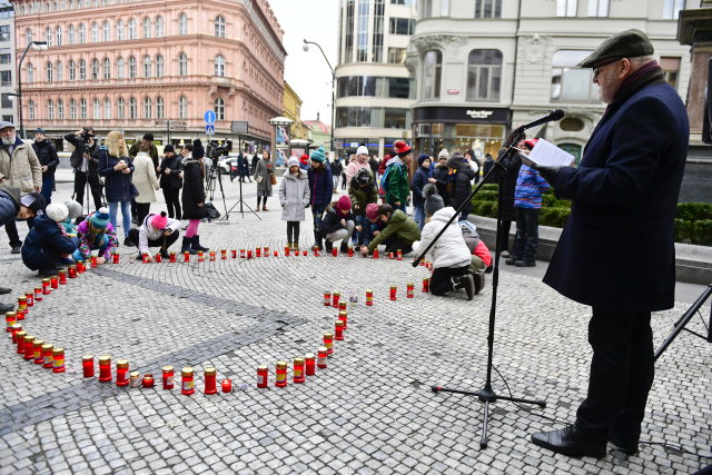 Bývalý ministr kultury Daniel Herman čte na vzpomínkové akci Svíčka pro Václava Havla.