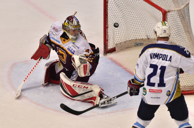 Brankář Jihlavy Niklas Lundström, přihlíží kladenský Petr Vampola.