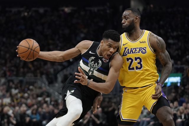 LeBron James v souboji s Janisem Adetokumbem.
