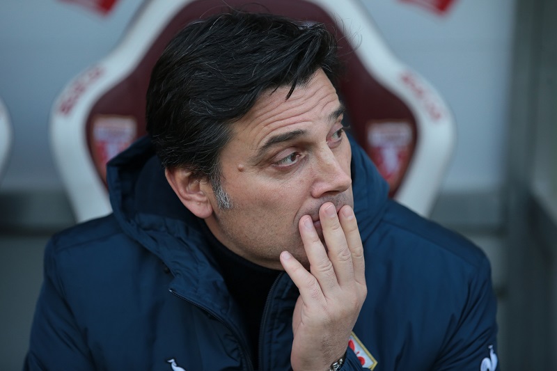 U fotbalistů Fiorentiny skončil po páteční domácí porážce 1:4 s AC Milán trenér Vincenzo Montella. 