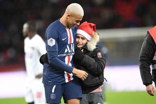 Kylian Mbappé s malým fanouškem.
