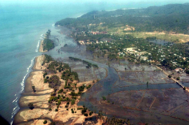 Pobřeží u města Banda Aceh, správního střediska indonéské provincie Aceh, po zásahu přívalovou vlnou cunami.