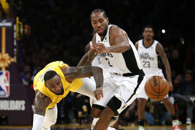 Duel Los Angeles Clippers s městskými rivaly Lakers.