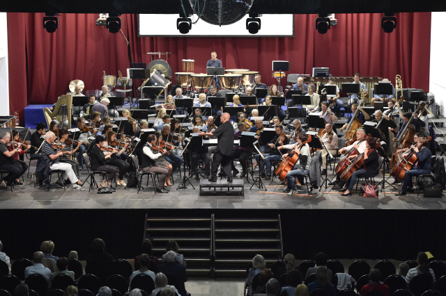 Filharmonie Brno pod taktovkou dirigenta Dennise Russella Daviese.