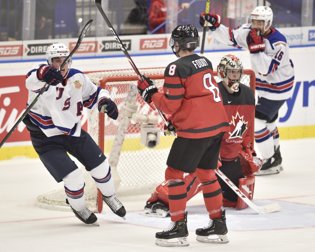 Zleva autor gólu Shane Pinto z USA, Liam Foudy z Kanady, brankář Nico Daws z Kanady a Nick Robertson z USA.