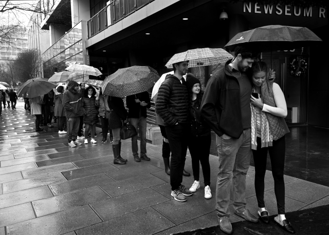 Fronta před Newsmuseem ve Washingtonu. 