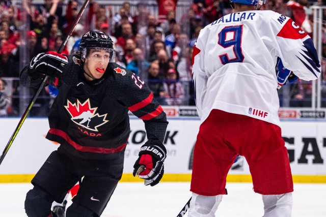 Dylan Cozens oslavuje gól proti ČR.