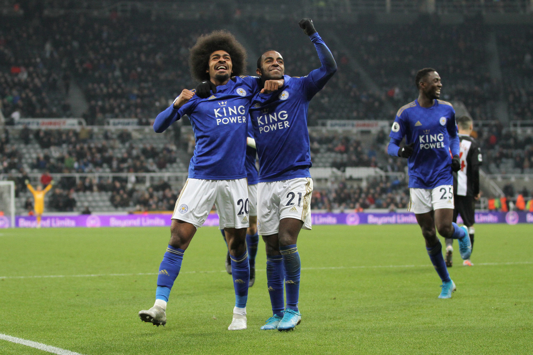 Fotbalisté Leicesteru slaví gól do sítě Newcastle.