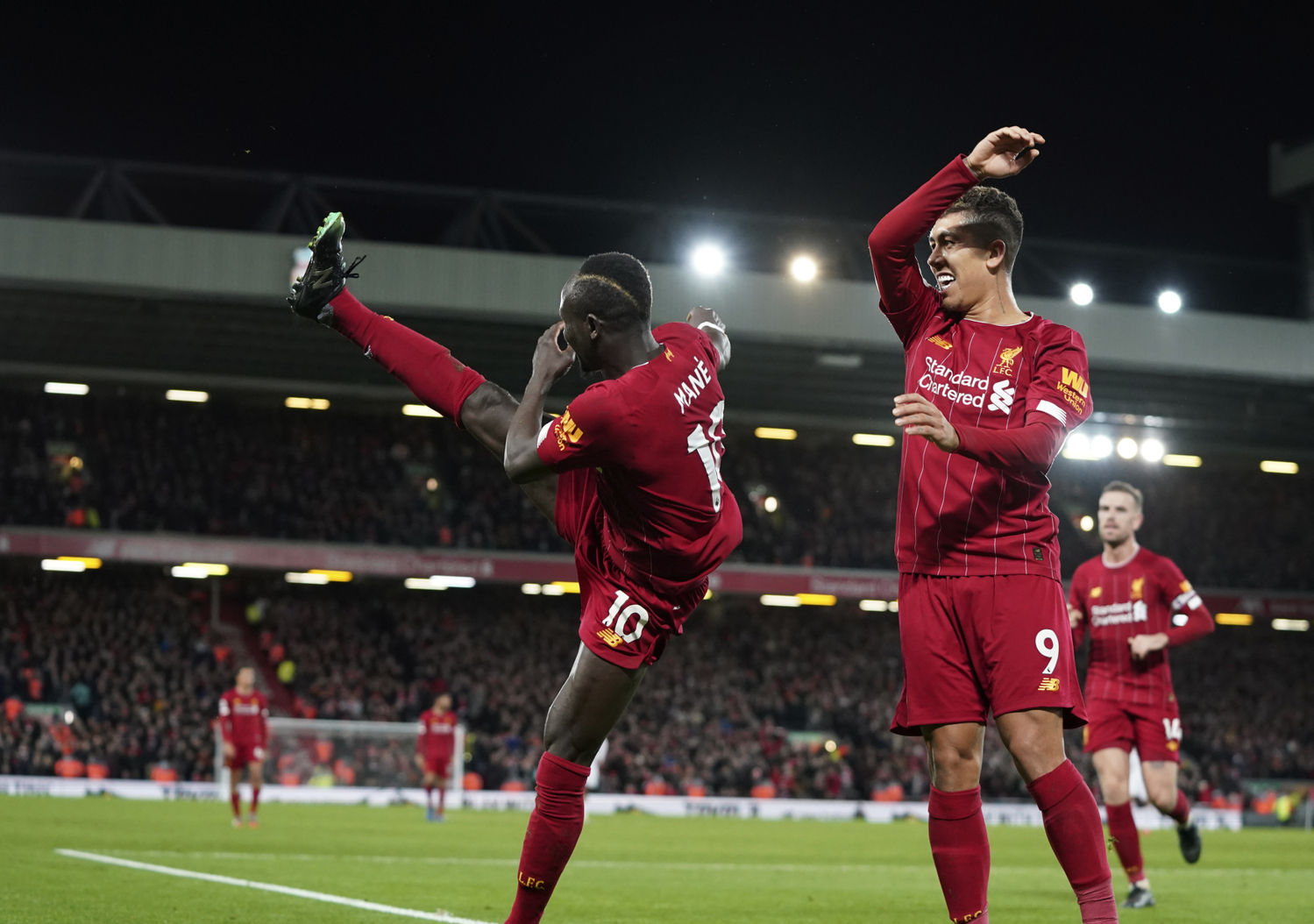 Fotbalisté Liverpoolu slaví gól.
