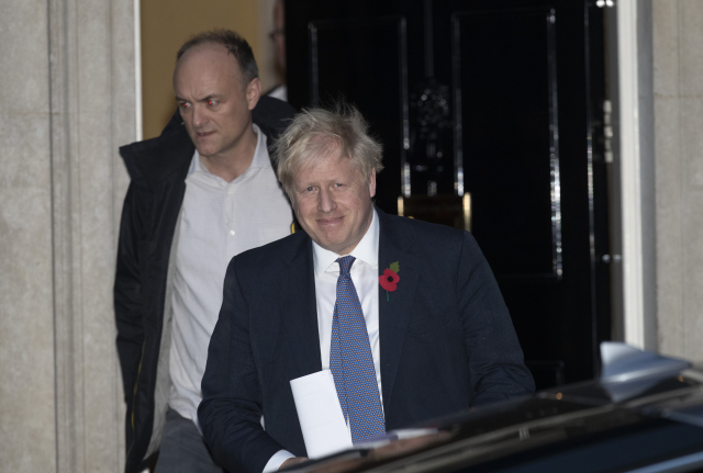 Boris Johnson a Dominic Cummings (v pozadí).