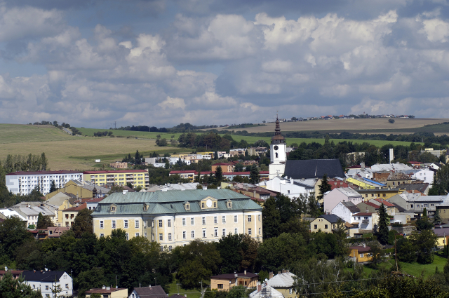 Město Bílovec na Novojičínsku. Na snímku zámek a kostel sv. Mikuláše.