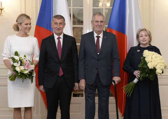 Čelní představitelé s manželkami na loňském novoročním obědě.